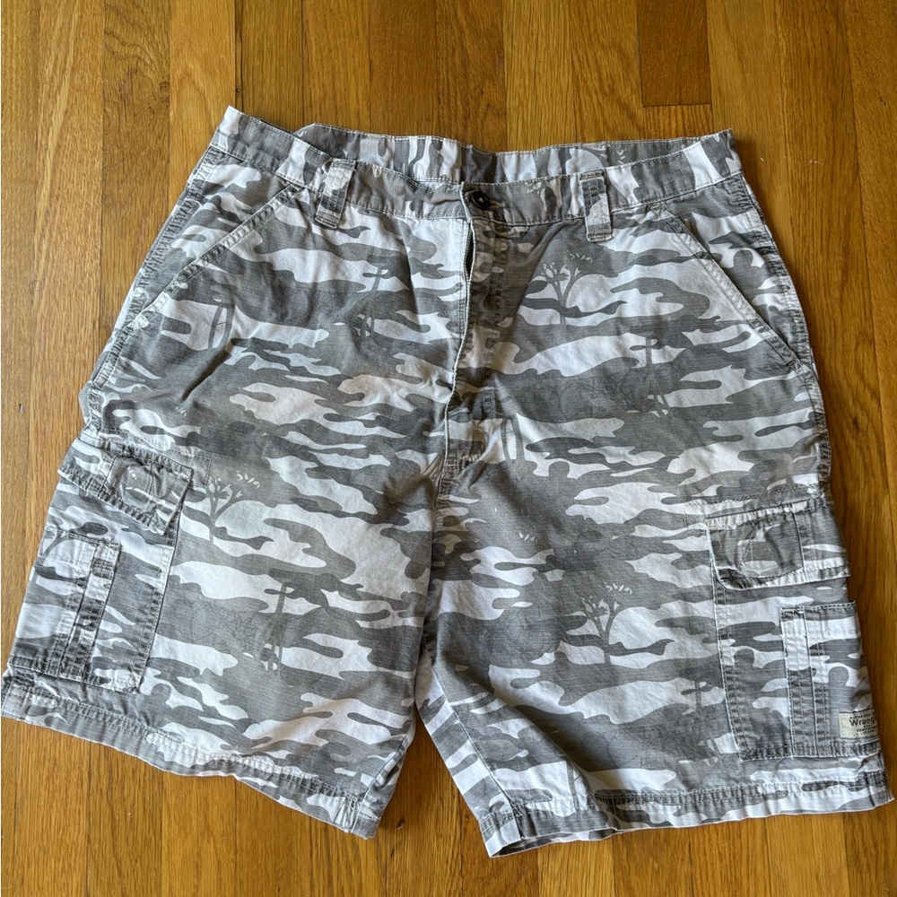 Men's Camouflage Cargo Shorts size 36 lightweight tan